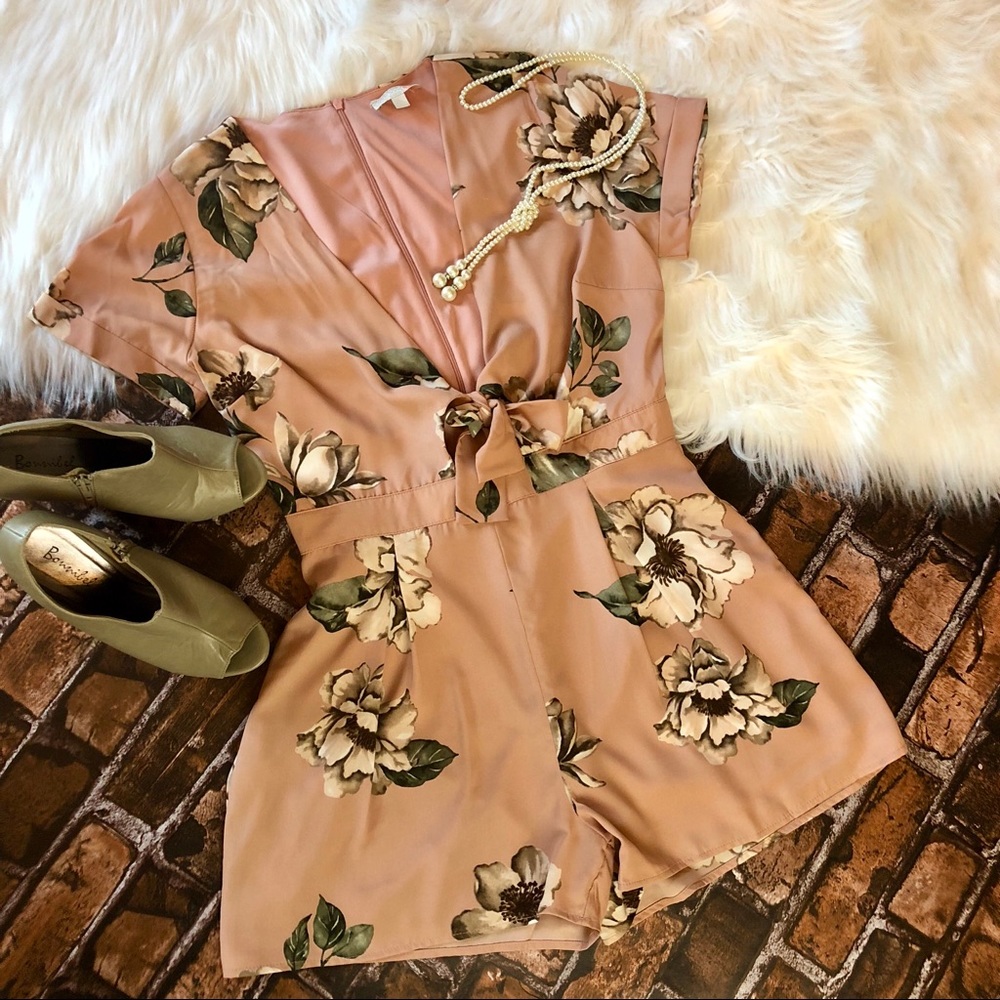 🎉HP🎉 NWT Gianni Bini Floral Romper Small & Large